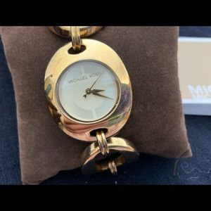 Modern stylish Michael Kors watch 0368  in gold.